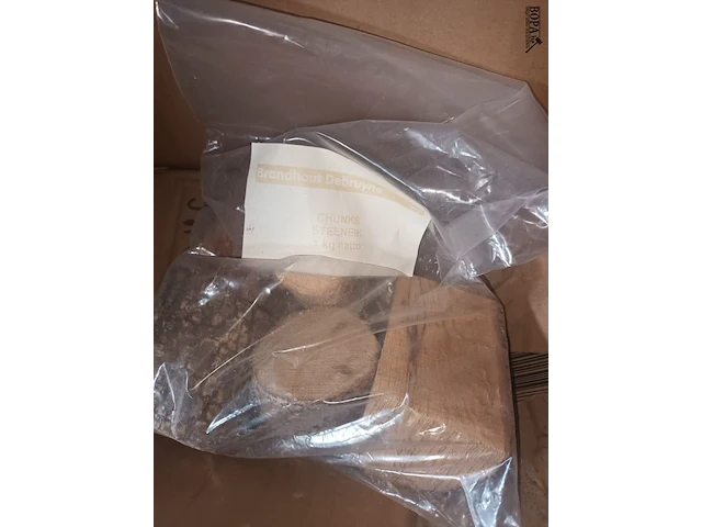 Lot 43 - rookhout chunks steeneik 1 kg. 19 stuks - afbeelding 3 van  3