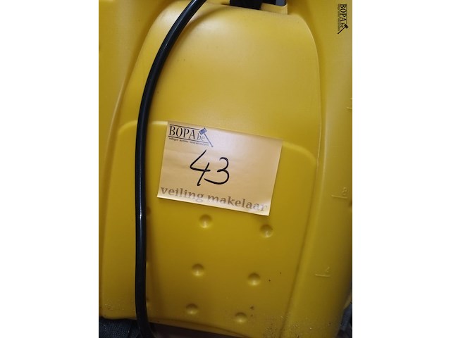 Lot 43 - rugspuit - afbeelding 2 van  6