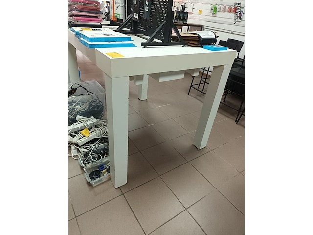 Lot 43 - werktafel met kabeldoorvoer - afbeelding 1 van  3