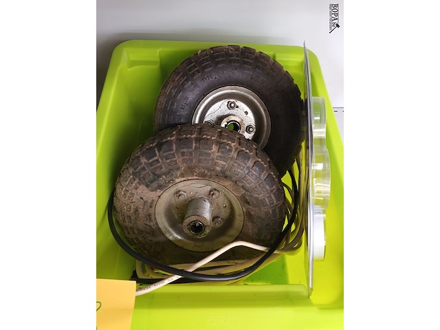 Lot 43 - wielen voor kar en reinigingsmiddel - afbeelding 2 van  4