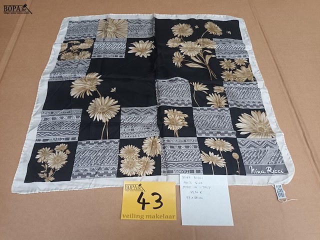 Lot 43 - zijden sjaal nina ricci - afbeelding 1 van  4