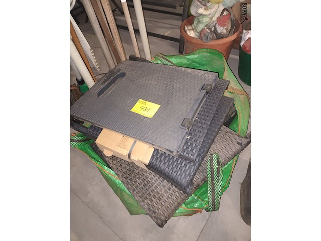 Lot 431 - onderdelen tuinset - afbeelding 1 van  3