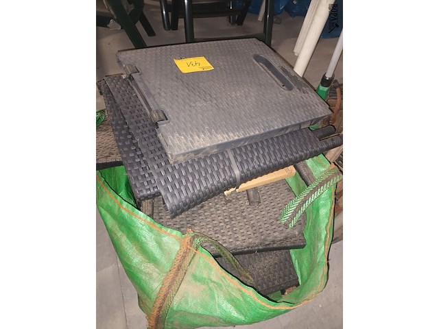 Lot 431 - onderdelen tuinset - afbeelding 2 van  3