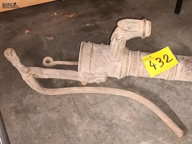 Lot 432 - gietijzeren waterpomp - afbeelding 2 van  3