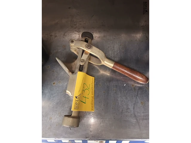 Lot 432 - kurkentrekker tafelmodel - afbeelding 1 van  3
