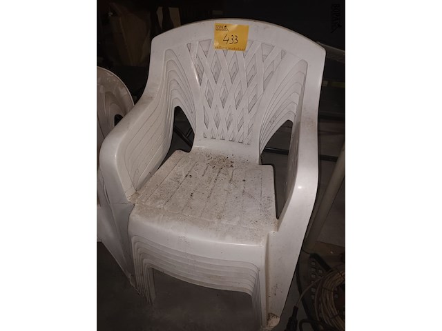 Lot 433 - pvc tuinstoelen. 7 stuks - afbeelding 1 van  3