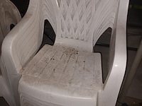 Lot 433 - pvc tuinstoelen. 7 stuks - afbeelding 1 van  3