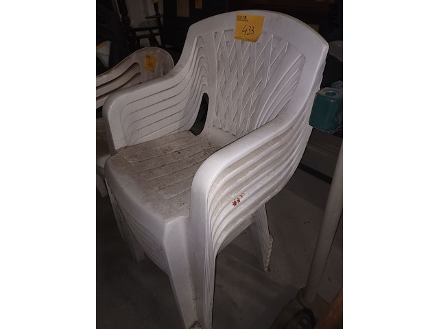 Lot 433 - pvc tuinstoelen. 7 stuks - afbeelding 2 van  3