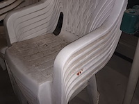 Lot 433 - pvc tuinstoelen. 7 stuks - afbeelding 2 van  3