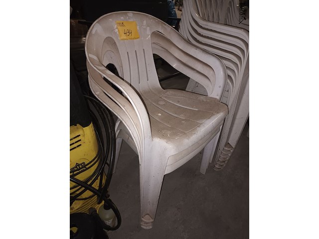 Lot 434 - pvc tuinstoelen. 3 stuks - afbeelding 1 van  2