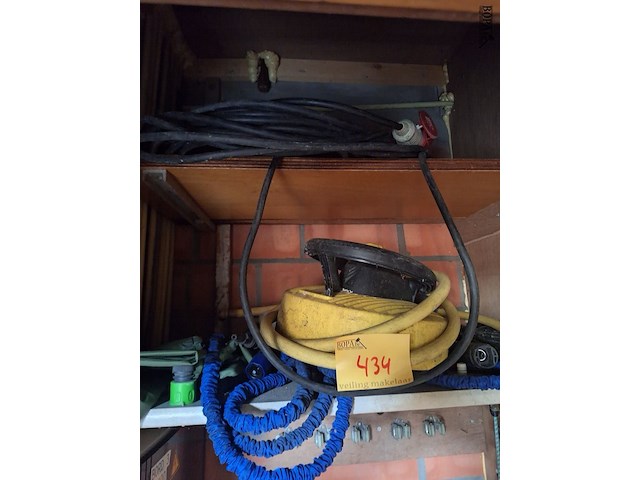 Lot 434 - waterslangen en producten - afbeelding 1 van  2