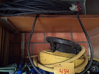 Lot 434 - waterslangen en producten - afbeelding 1 van  2