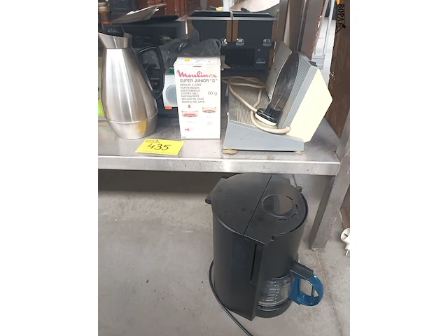 Lot 435 - dia projector en keukentoestellen. 5 stuks - afbeelding 1 van  6