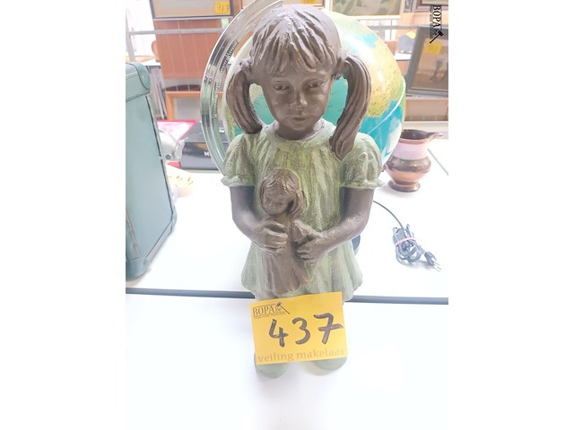 Lot 437 - beeld meisje geert kunen - afbeelding 1 van  3