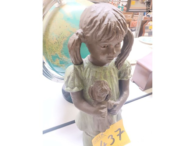 Lot 437 - beeld meisje geert kunen - afbeelding 2 van  3