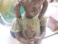 Lot 437 - beeld meisje geert kunen - afbeelding 2 van  3