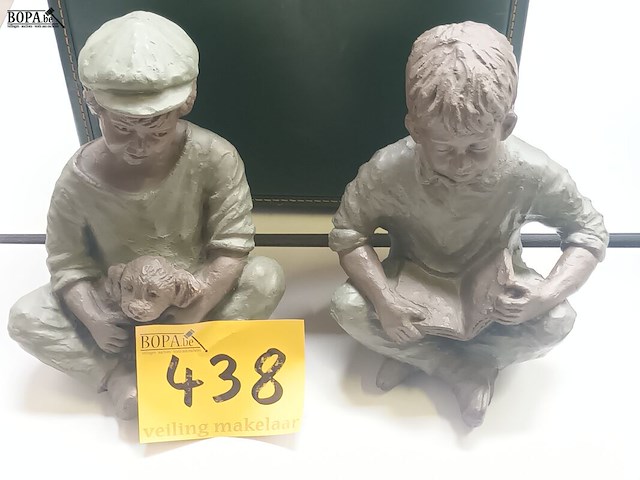 Lot 438 - beeld jongen geert kunen. 2 stuks - afbeelding 1 van  6