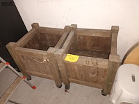 Lot 438 - houten bloembakken op wielen. 2 stuks - afbeelding 1 van  3