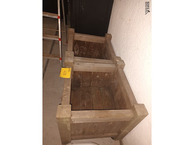 Lot 438 - houten bloembakken op wielen. 2 stuks - afbeelding 2 van  3