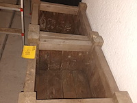 Lot 438 - houten bloembakken op wielen. 2 stuks - afbeelding 2 van  3