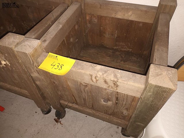 Lot 438 - houten bloembakken op wielen. 2 stuks - afbeelding 3 van  3