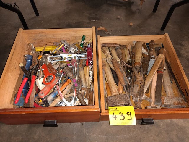 Lot 439 - gereedschap. 2 bakken - afbeelding 1 van  3