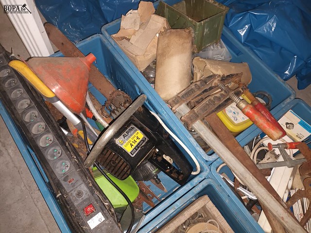 Lot 439 - werkgereedschap. 6 bakken - afbeelding 4 van  5