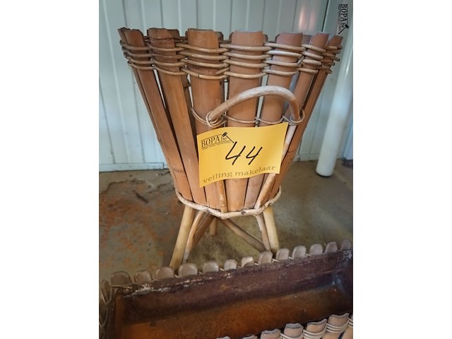 Lot 44 - bamboe plantenbak. 2 stuks - afbeelding 2 van  3
