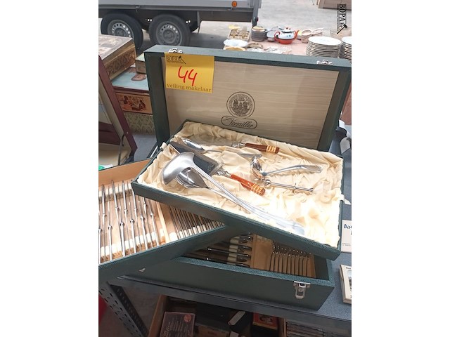 Lot 44 - bestekkoffer versailles - afbeelding 1 van  5