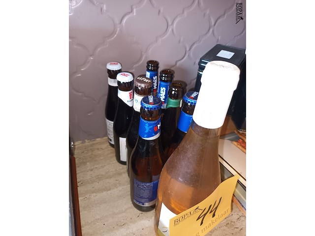 Lot 44 - bier en wijn. 6 stuks - afbeelding 2 van  3