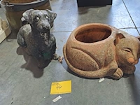 Lot 44 - bloempot in de vorm van een kar en hondenbeeld