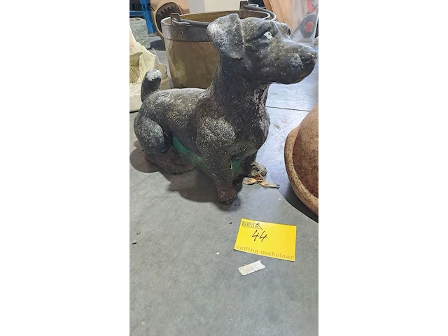 Lot 44 - bloempot in de vorm van een kar en hondenbeeld - afbeelding 2 van  3