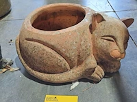 Lot 44 - bloempot in de vorm van een kar en hondenbeeld - afbeelding 3 van  3
