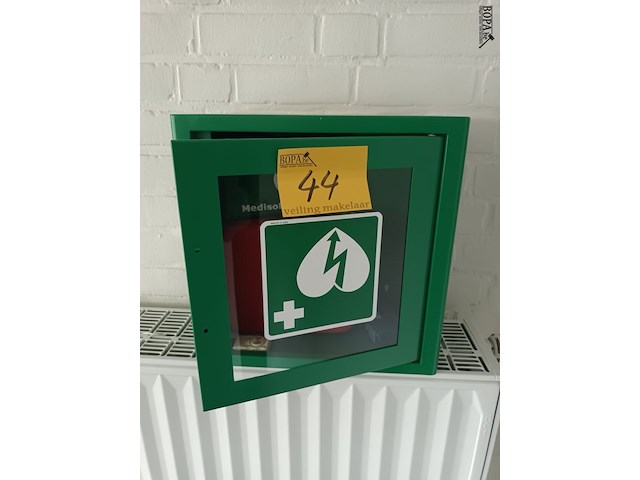 Lot 44 - defibrillator in kastje - afbeelding 1 van  4