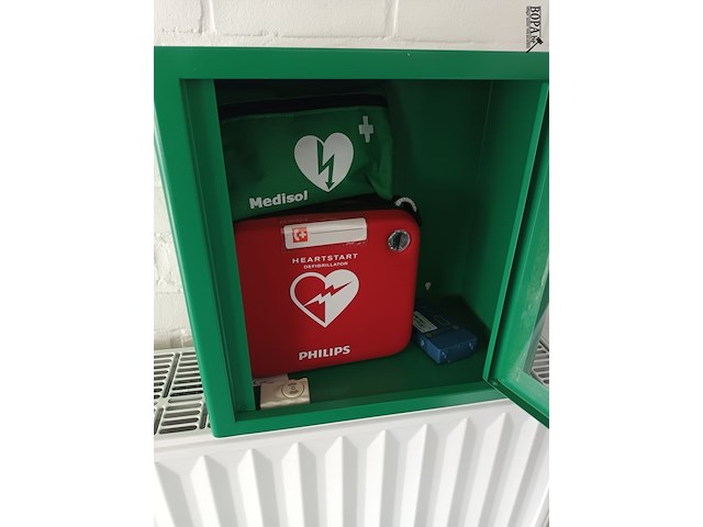 Lot 44 - defibrillator in kastje - afbeelding 2 van  4