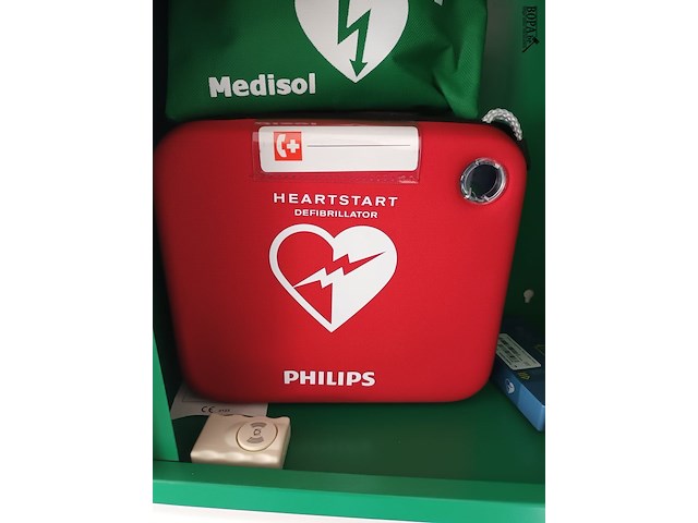 Lot 44 - defibrillator in kastje - afbeelding 3 van  4