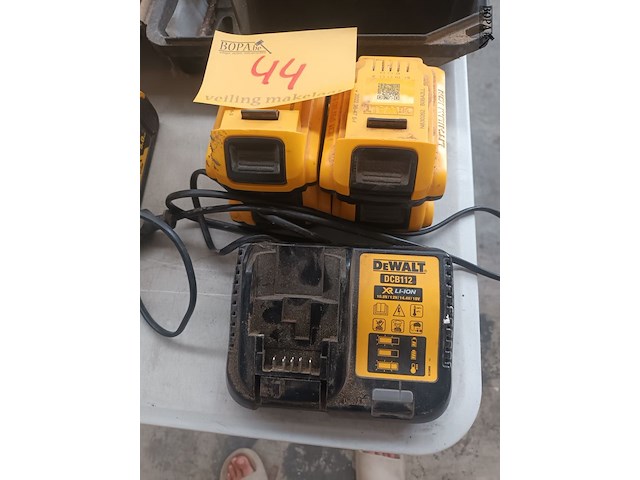 Lot 44 - dewalt accu’s en lader - afbeelding 1 van  5