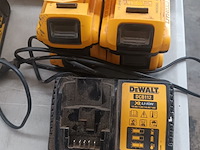 Lot 44 - dewalt accu’s en lader - afbeelding 1 van  5