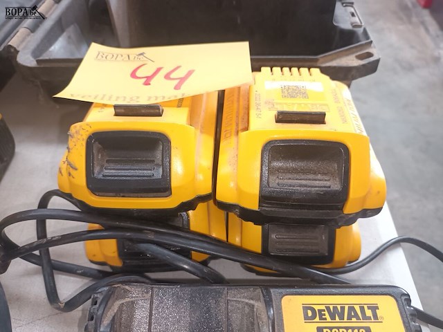 Lot 44 - dewalt accu’s en lader - afbeelding 2 van  5