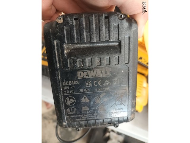 Lot 44 - dewalt accu’s en lader - afbeelding 3 van  5