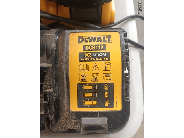 Lot 44 - dewalt accu’s en lader - afbeelding 5 van  5