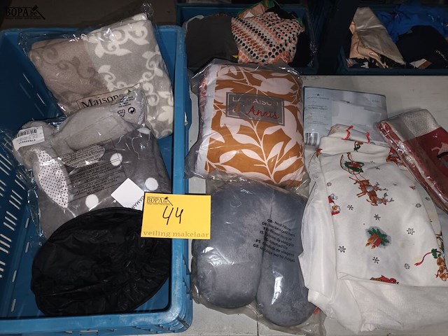 Lot 44 - divers textiel. 9 stuks - afbeelding 1 van  8