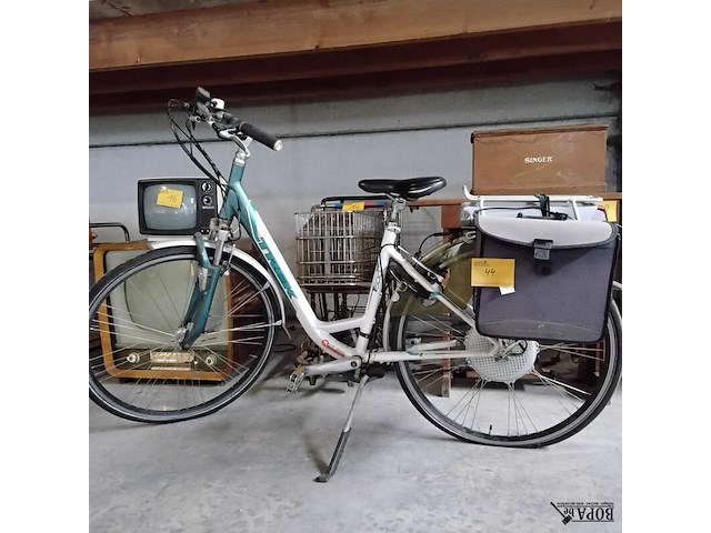 Lot 44 - electrische damesfiets trek- kleur: wit/groen - met fietsta - afbeelding 1 van  2