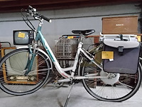 Lot 44 - electrische damesfiets trek- kleur: wit/groen - met fietsta - afbeelding 1 van  2