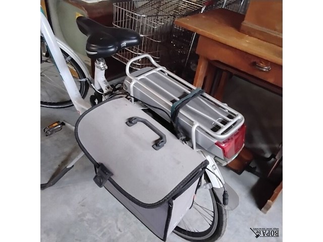 Lot 44 - electrische damesfiets trek- kleur: wit/groen - met fietsta - afbeelding 2 van  2