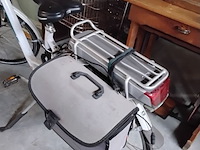 Lot 44 - electrische damesfiets trek- kleur: wit/groen - met fietsta - afbeelding 2 van  2