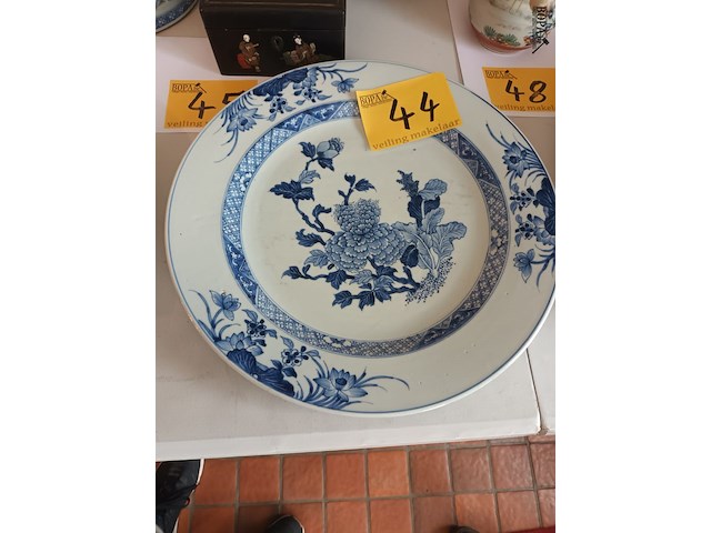 Lot 44 - groot chinees sierbord - afbeelding 1 van  4