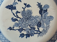 Lot 44 - groot chinees sierbord - afbeelding 2 van  4