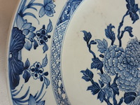 Lot 44 - groot chinees sierbord - afbeelding 3 van  4