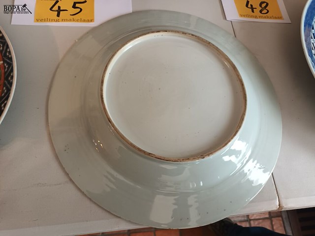 Lot 44 - groot chinees sierbord - afbeelding 4 van  4